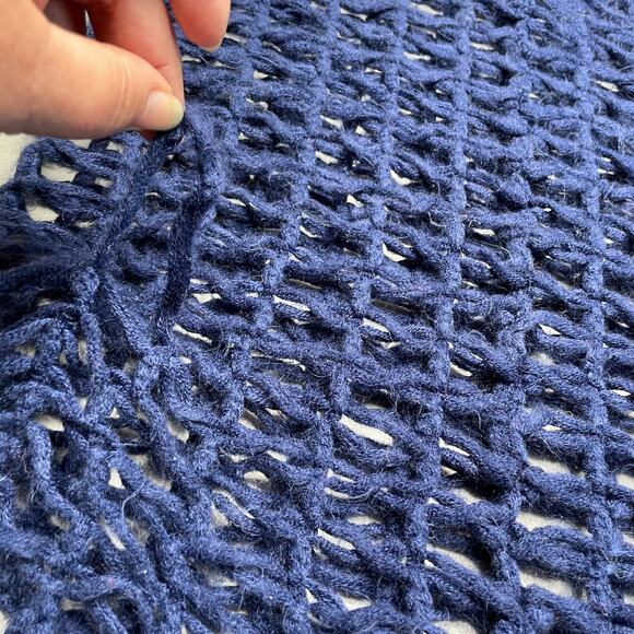 Steve Madden Shawl Wrap Chunky Open Knit Fringe Infinity Scarf Acrylic Blue OS - Picture 10 of 10